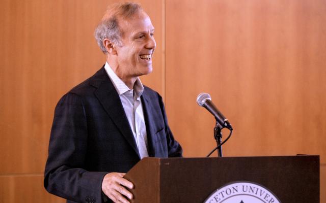 Derek Lidow talking at a podium