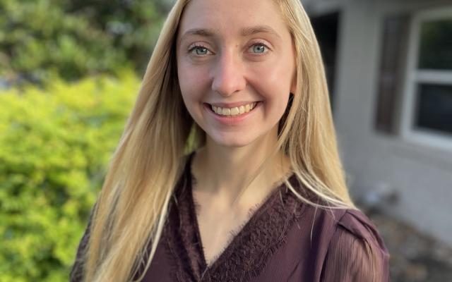 Headshot Megan Leinenbach - young smiling woman with long blonde hair